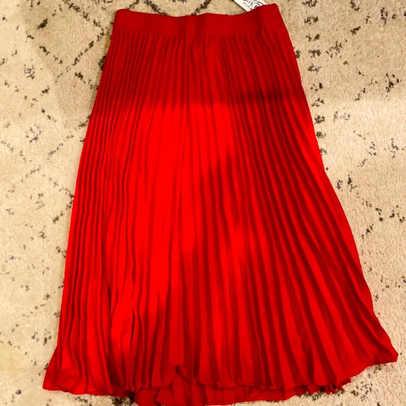 Dresses & Skirts - Red pleated midi skirt